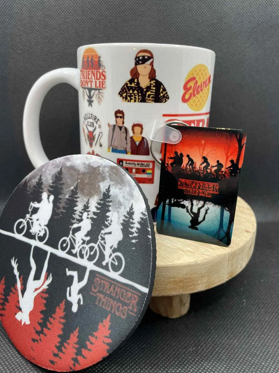 🎁 Coffret Mug – Mug + Porte-clés + Dessous de Tasse – Stranger Things 🔦🧇